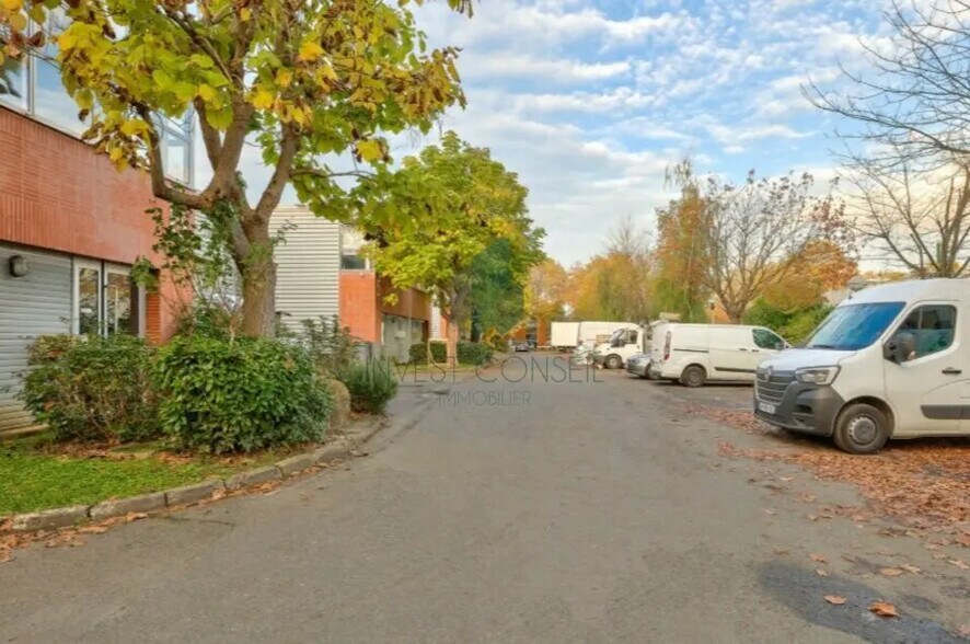 Local d’activités dans Gonesse à louer - Photo de l’immeuble – Image 2 sur 3