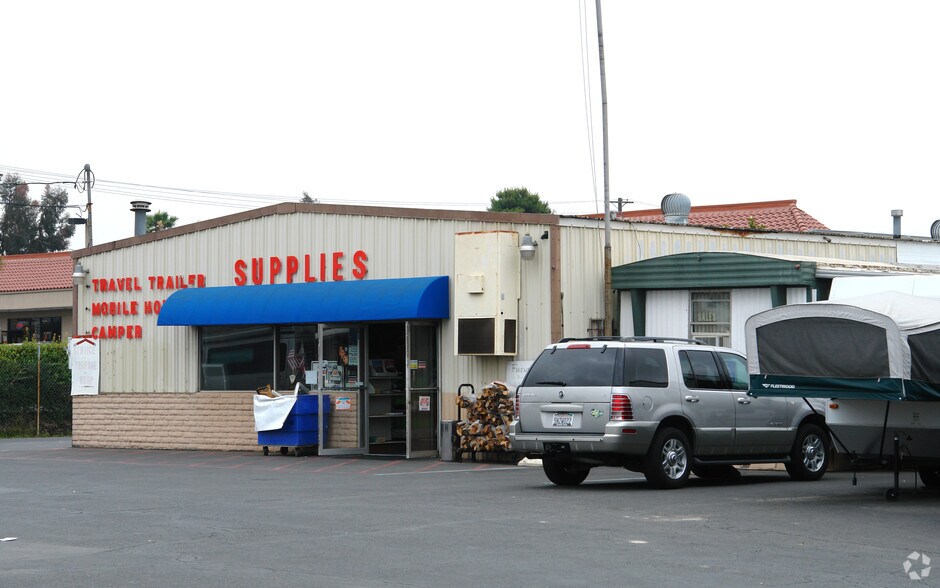 945 W Mission Ave, Escondido, CA à vendre - Photo de l’immeuble – Image 2 sur 2