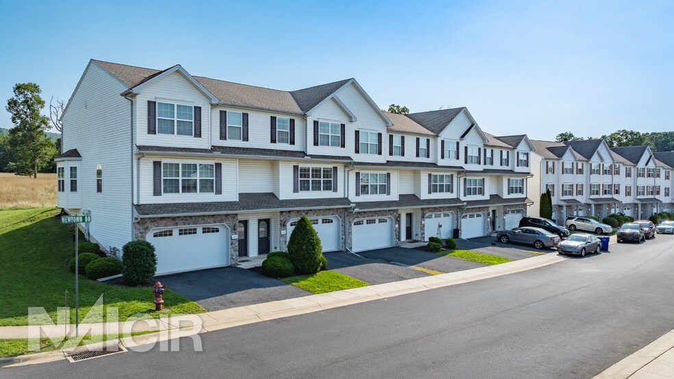 2420 Newtown Dr, Harrisburg, PA à vendre - Photo de l’immeuble – Image 2 sur 4
