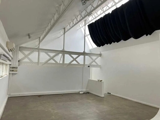 Plus de détails pour 47 Avenue De L'Europe, Courbevoie - Local d'activités à louer