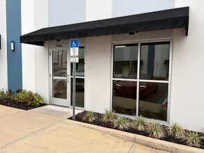 7906 Kingspointe Pky, Orlando, FL à louer Photo intérieure– Image 1 sur 5