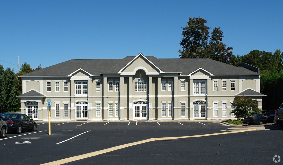 707 Westchester Dr, High Point, NC à louer - Photo de l’immeuble – Image 2 sur 6