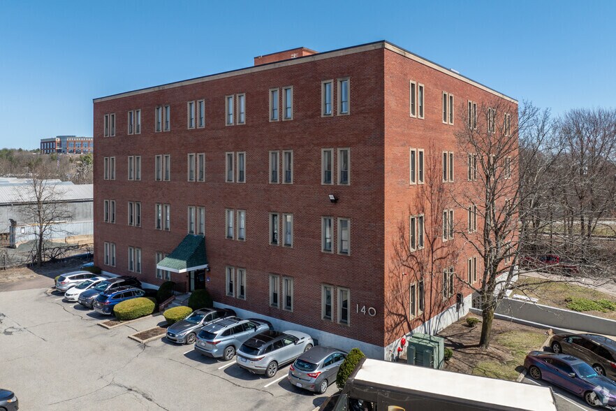 140 Wood Rd, Braintree, MA à vendre - Photo principale – Image 1 sur 39