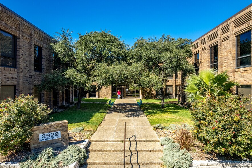 2929 Mossrock Dr, San Antonio, TX à louer - Photo de l’immeuble – Image 2 sur 9