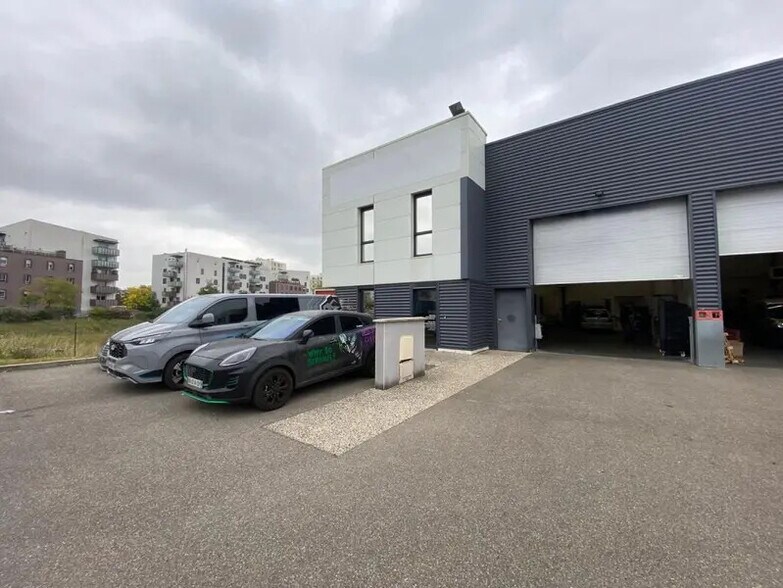 Local d'activités dans Saint-Fons à vendre - Photo de l’immeuble – Image 1 sur 6