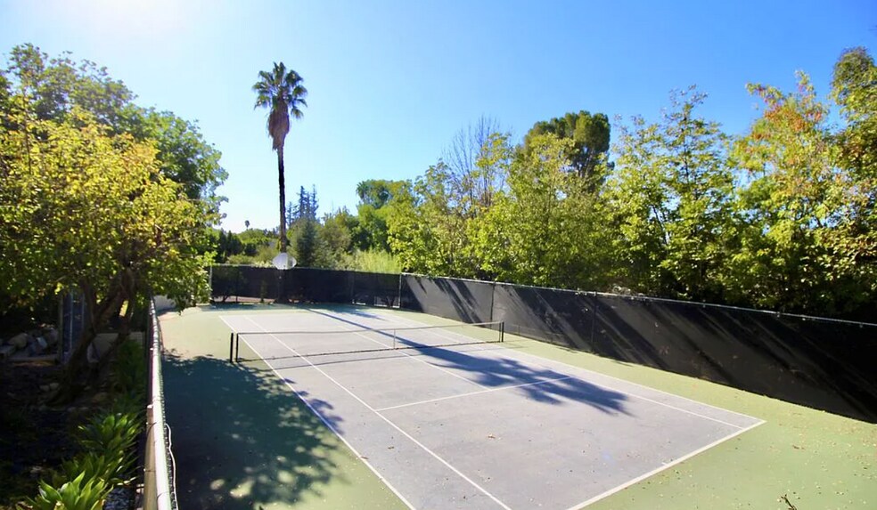 19567 Oxnard St, Tarzana, CA à louer - Photo de l’immeuble – Image 3 sur 6