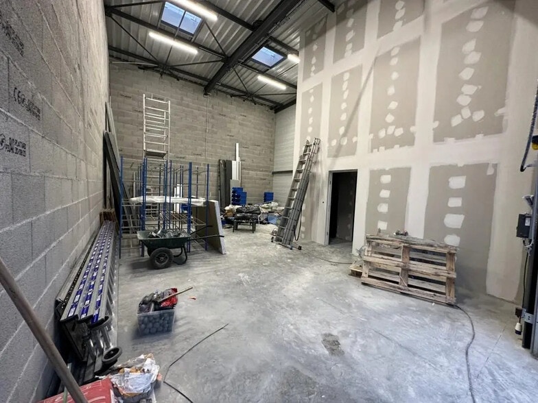 Local d’activités dans Cailloux-sur-Fontaines à louer - Photo de l’immeuble – Image 2 sur 7