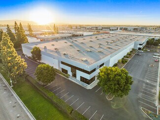Plus de détails pour 2100 E Valencia Dr, Fullerton, CA - Industriel/Logistique à louer