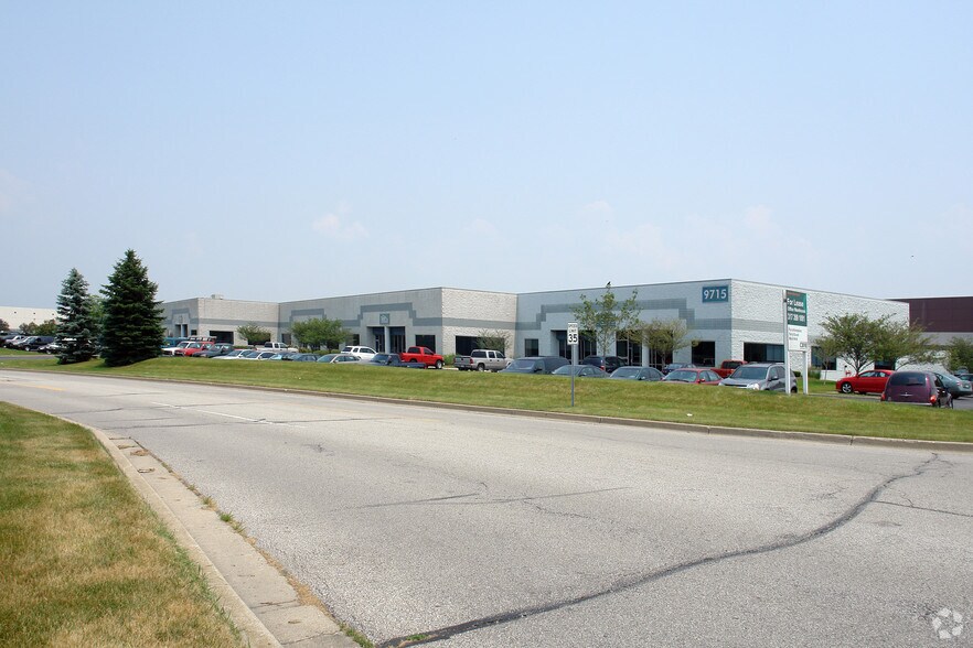 9715 Kincaid Dr, Fishers, IN à louer - Photo de l’immeuble – Image 3 sur 9