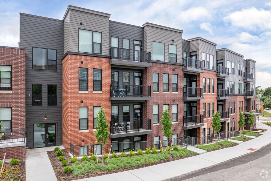 2223 Lee Rd, Cleveland, OH à louer - Photo de l’immeuble – Image 2 sur 33