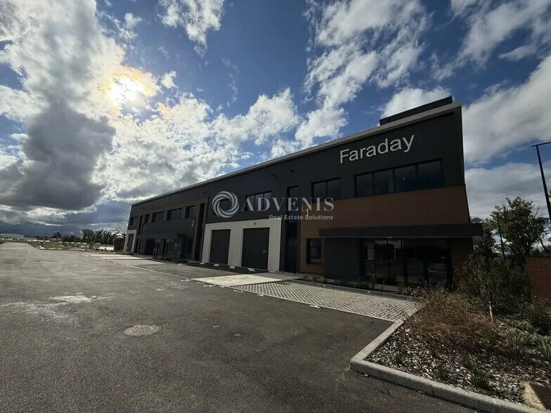 Local d’activités dans Saint-Priest à louer - Photo de l’immeuble – Image 3 sur 12