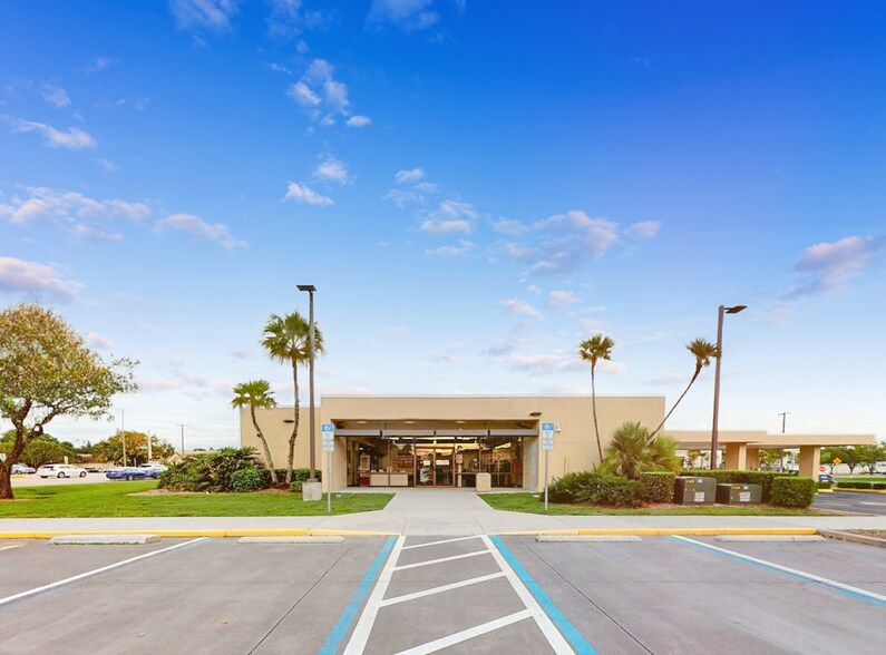 8681 Cypress Lake Dr, Fort Myers, FL à vendre - Photo de l’immeuble – Image 3 sur 4