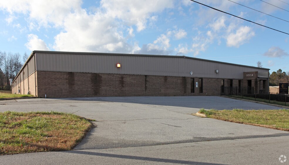503 Aztec Dr, High Point, NC à louer - Photo de l’immeuble – Image 2 sur 11