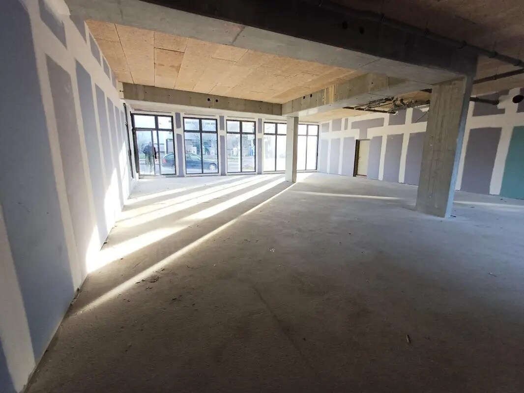 Local commercial dans Évry-Courcouronnes à louer Photo intérieure– Image 1 sur 8