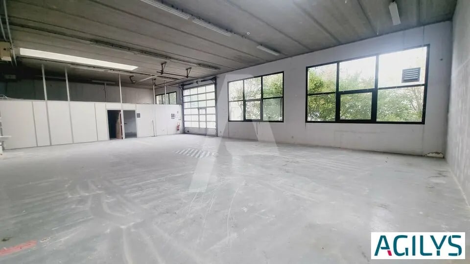 Local d’activités dans Villejust à louer - Photo de l’immeuble – Image 1 sur 6