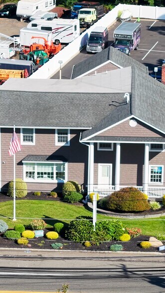 551 N Route 25A, Saint James, NY à vendre - Vidéo sur l’annonce professionnelle – Image 2 sur 22