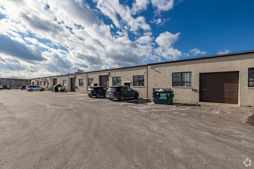 75 Rushmore St, Westbury, NY à vendre - Photo de l’immeuble – Image 2 sur 4