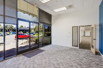 6815 Flanders Dr, San Diego, CA à louer Photo intérieure– Image 2 sur 11