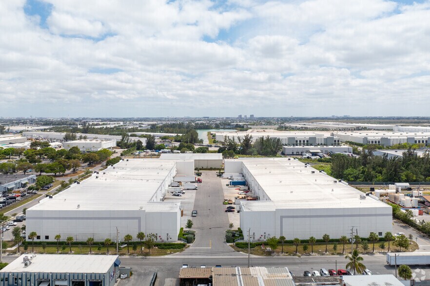 8200 NW 93rd St, Miami, FL à louer - Photo de l’immeuble – Image 2 sur 6