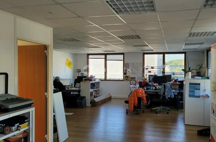 Local d'activités dans La Chapelle-sur-Erdre à vendre - Photo de l’immeuble – Image 3 sur 6