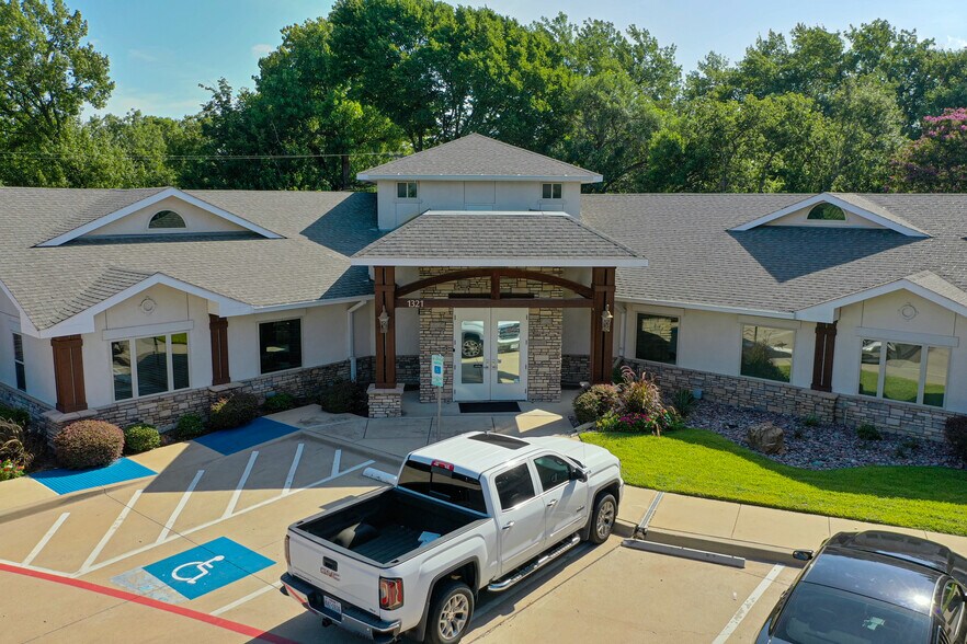 1321 W Randol Mill Rd, Arlington, TX à louer - Photo de l’immeuble – Image 1 sur 12
