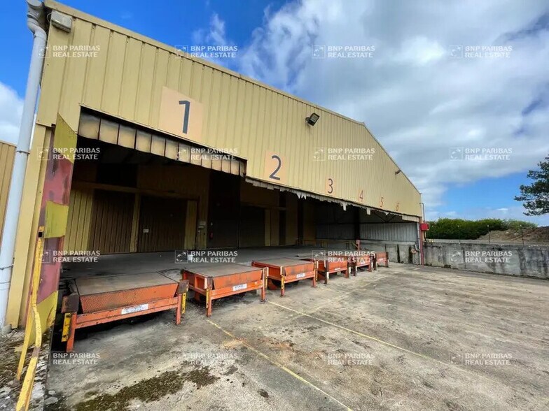 Local d'activités dans Thiverval-Grignon à vendre - Photo de l’immeuble – Image 2 sur 8