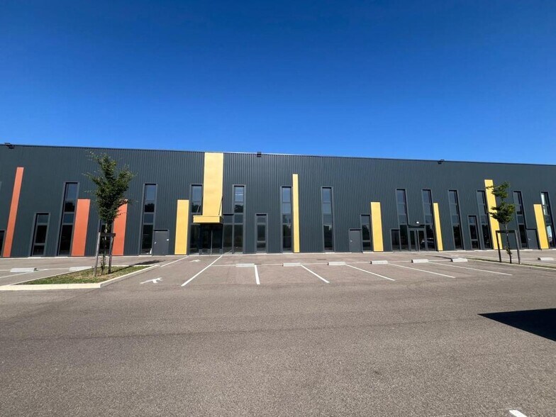 Local d'activités dans Villefontaine à vendre - Photo de l’immeuble – Image 1 sur 3