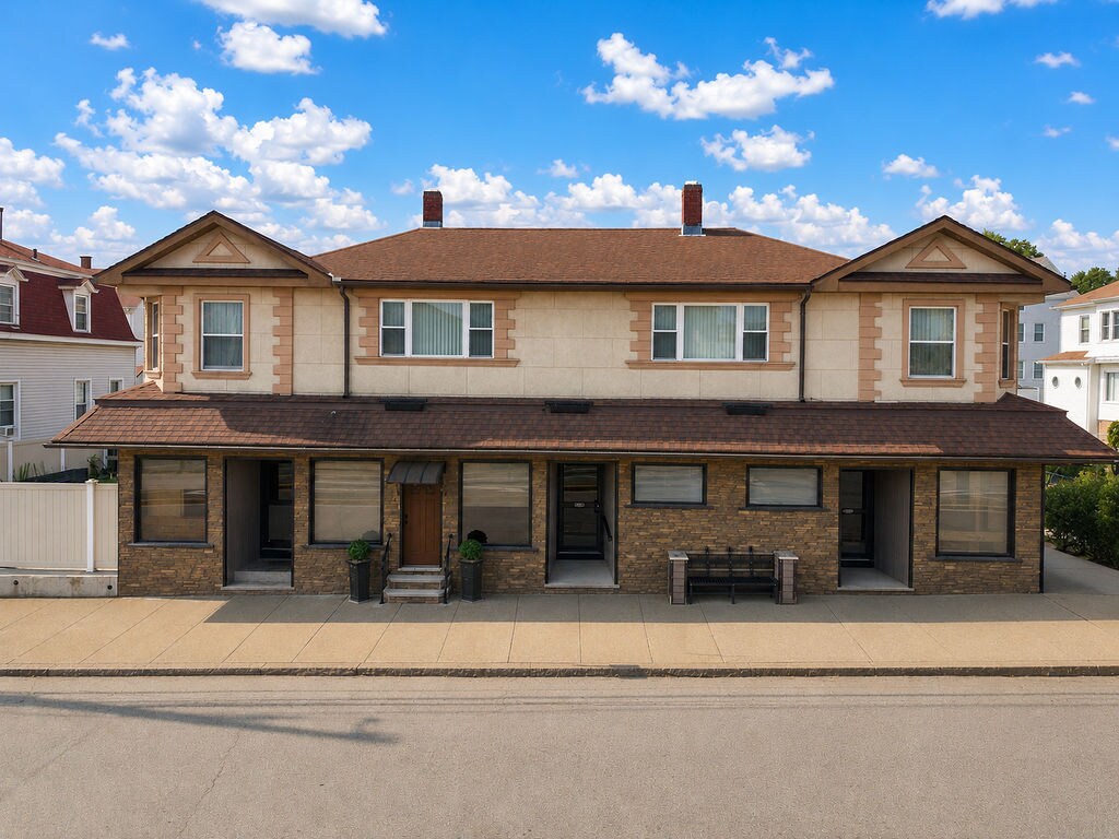 491 Brayton Ave, Fall River, MA à vendre Photo principale– Image 1 sur 65