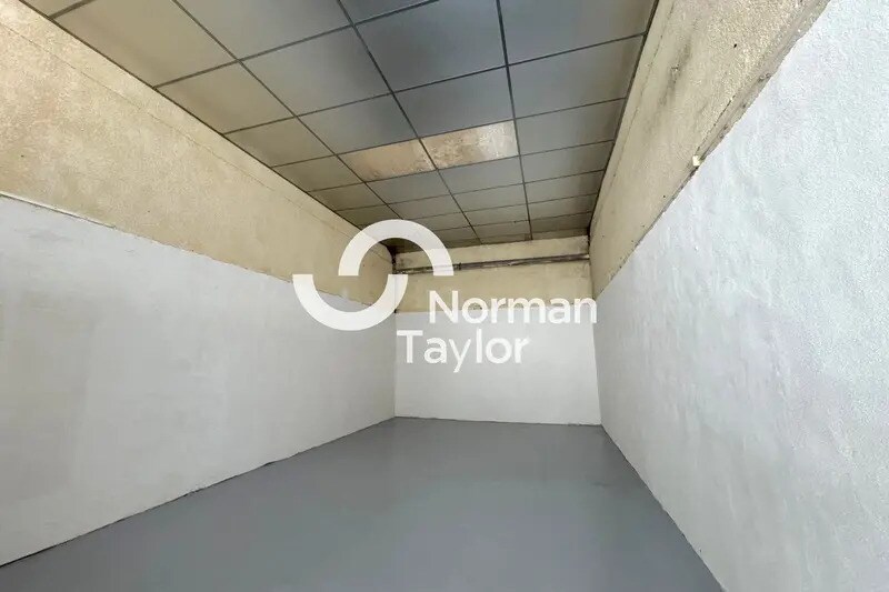 Local d’activités dans Lunel à louer - Photo intérieure – Image 1 sur 4