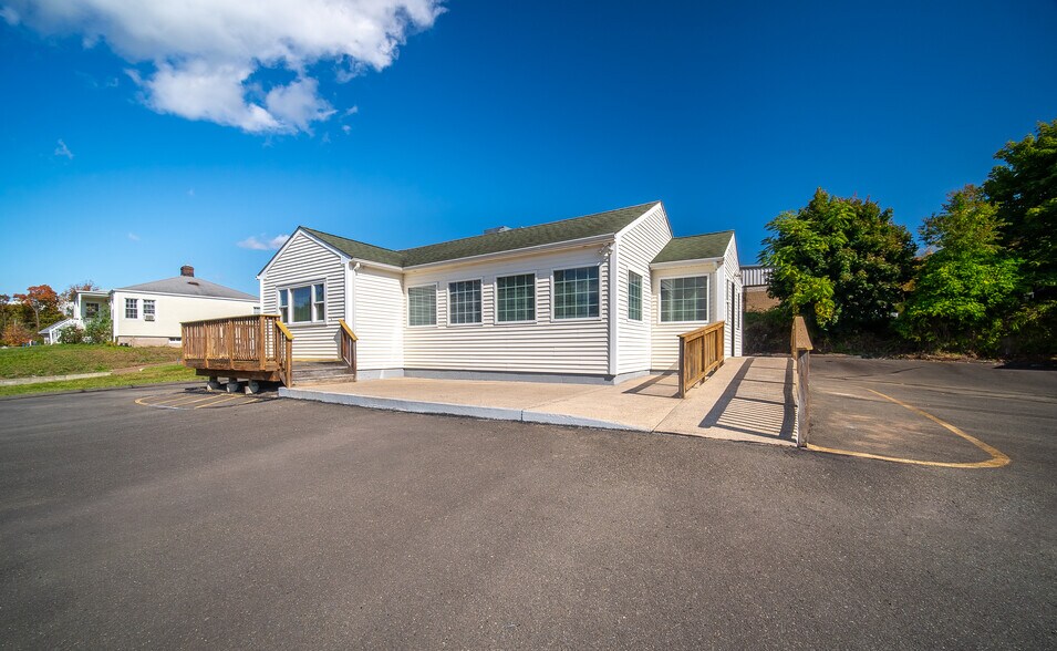 110 Coe Ave, Middletown, CT à vendre - Photo de l’immeuble – Image 2 sur 7