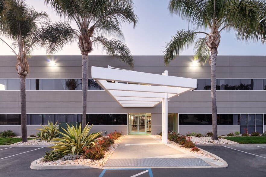 2231 Rutherford Rd, Carlsbad, CA à louer - Photo de l’immeuble – Image 3 sur 14