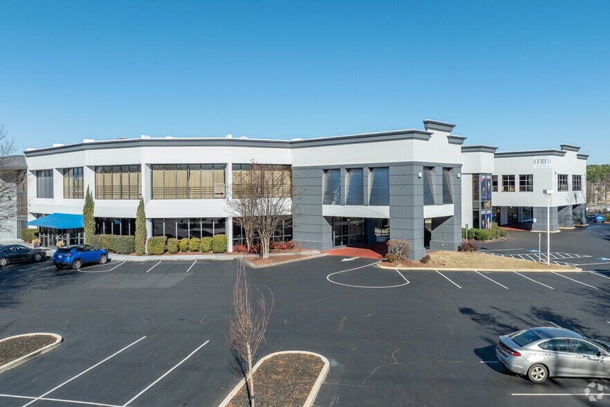 1707 Owen Dr, Fayetteville, NC à louer - Photo de l’immeuble – Image 1 sur 39