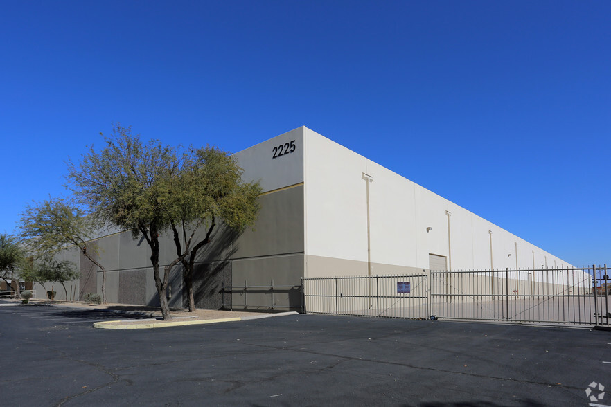2225 S 43rd Ave, Phoenix, AZ à louer - Photo de l’immeuble – Image 2 sur 4