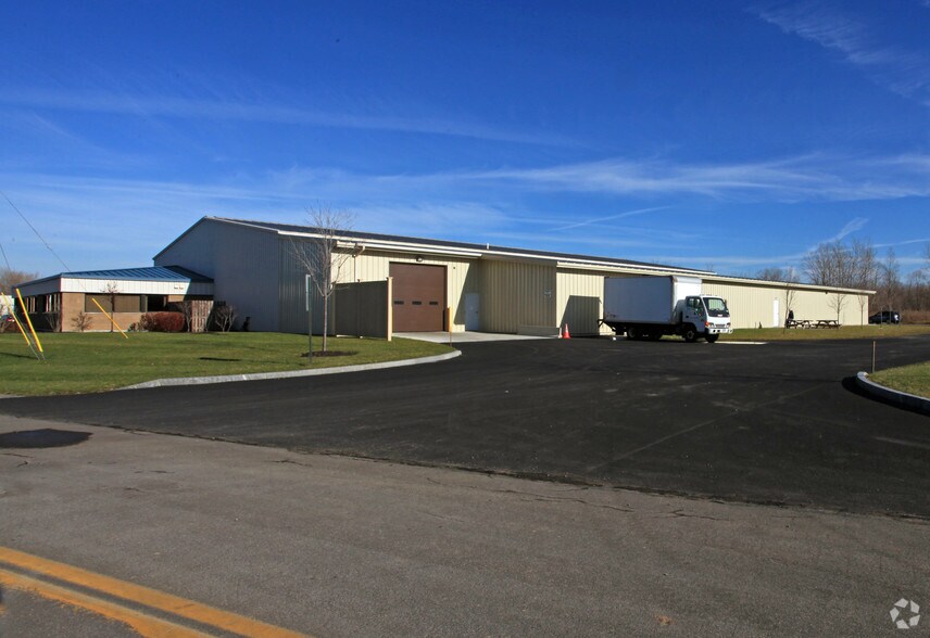 5917 Fisher Rd, East Syracuse, NY à louer - Photo principale – Image 1 sur 8