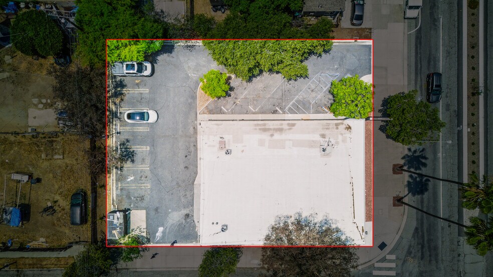 390 E Holt Ave, Pomona, CA à louer - Photo de l’immeuble – Image 2 sur 30