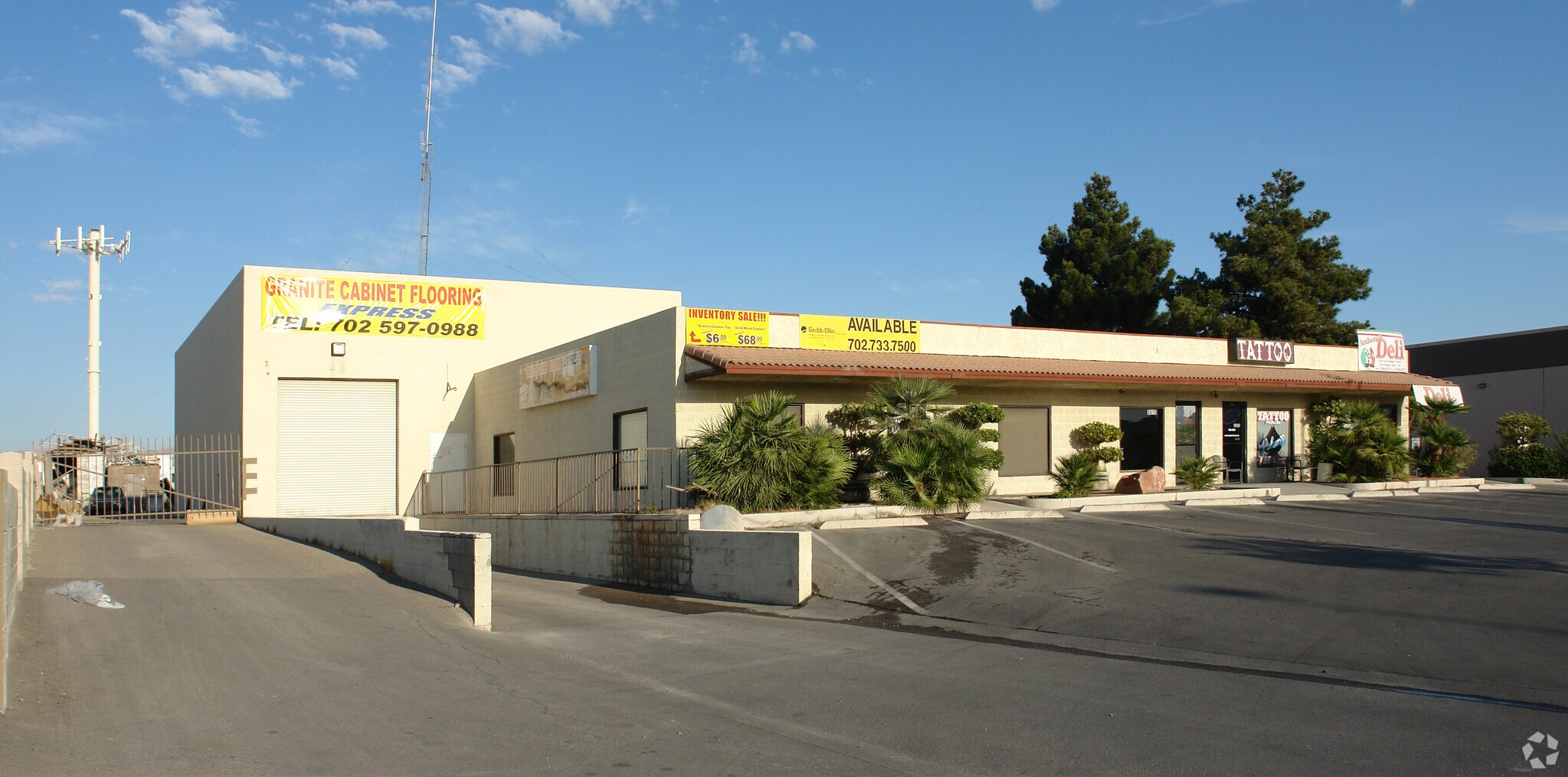 5611-5617 S Valley View Blvd, Las Vegas, NV à louer Photo principale– Image 1 sur 13