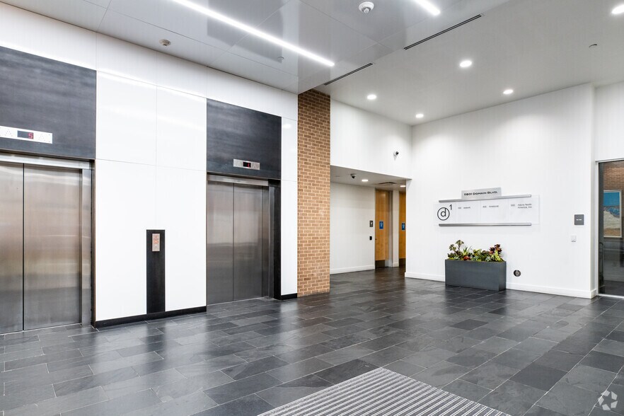 11801 Domain Blvd, Austin, TX à louer - Hall d’entrée – Image 3 sur 22
