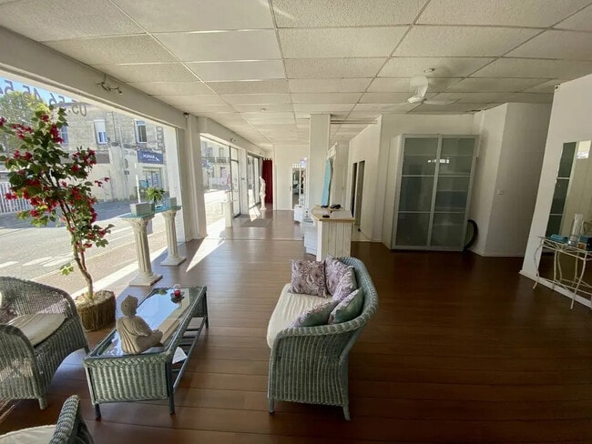 Plus de détails pour Local commercial à vendre