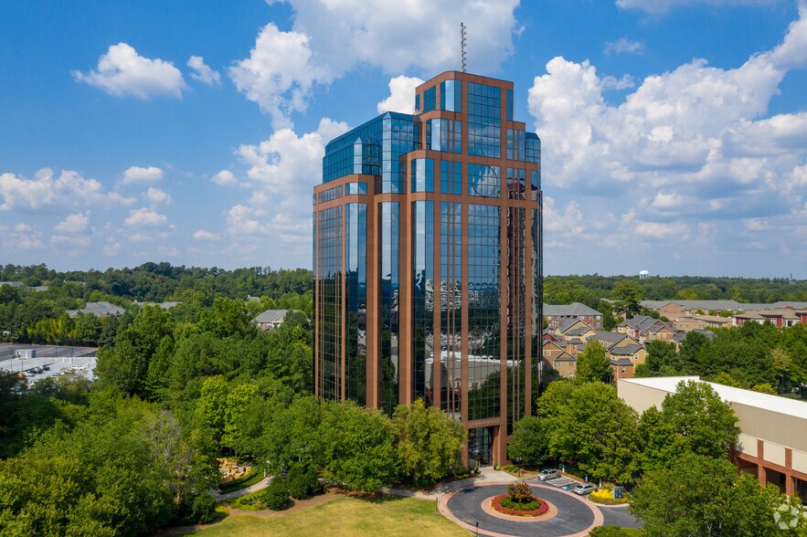 1050 Crown Pointe Pkwy, Atlanta, GA à louer - Photo principale – Image 1 sur 38