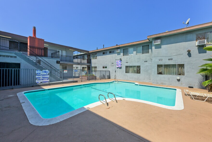 11254 Vanowen St, North Hollywood, CA à vendre - Photo de l’immeuble – Image 3 sur 43