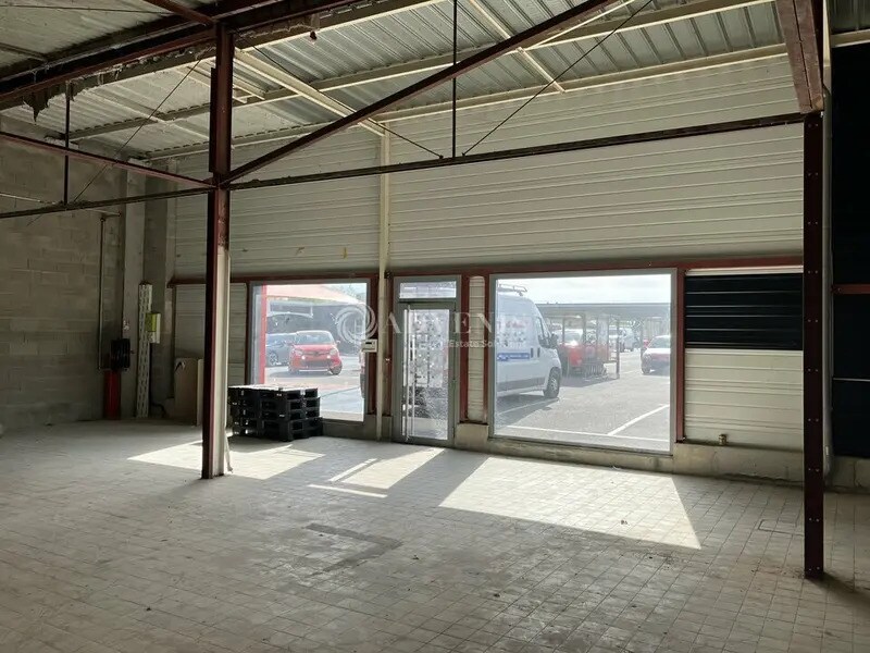 Local commercial dans Saint-Germain-du-Puy à louer Photo intérieure– Image 1 sur 4