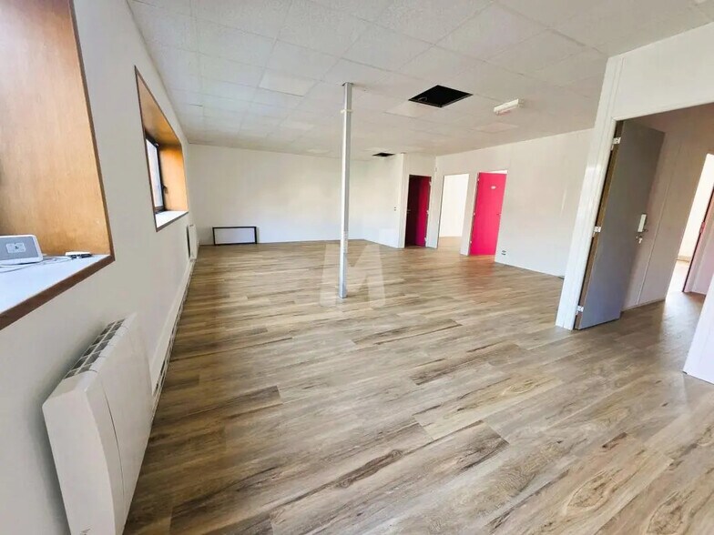 Bureau dans Savigny-le-Temple à louer - Photo intérieure – Image 3 sur 11