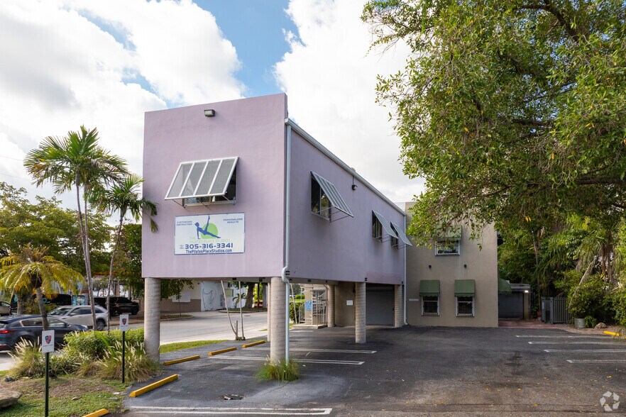 5400 NE 4 Ct, Miami, FL à vendre - Photo de l’immeuble – Image 3 sur 39