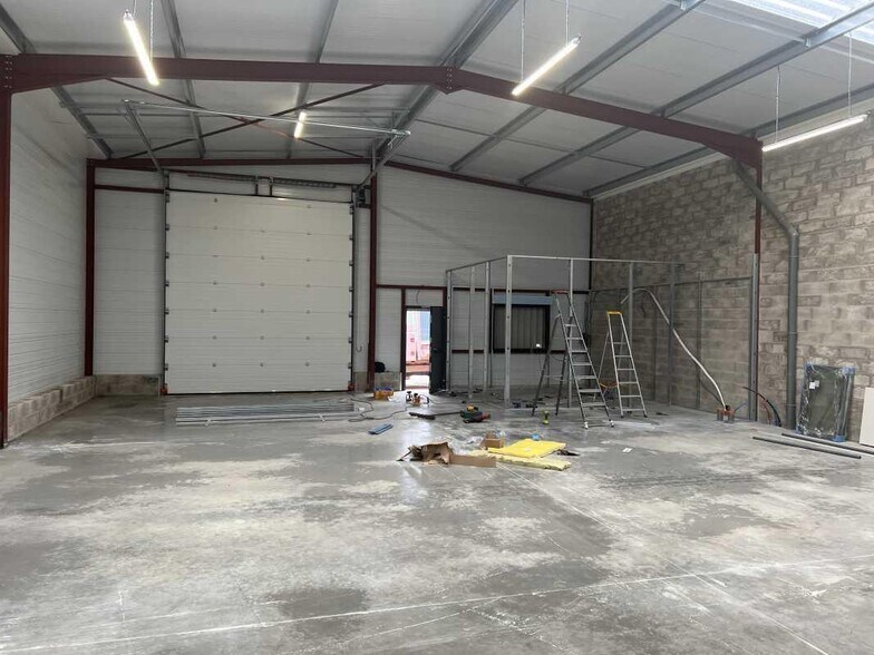 Bureau dans Belin-Béliet à louer - Photo de l’immeuble – Image 1 sur 5