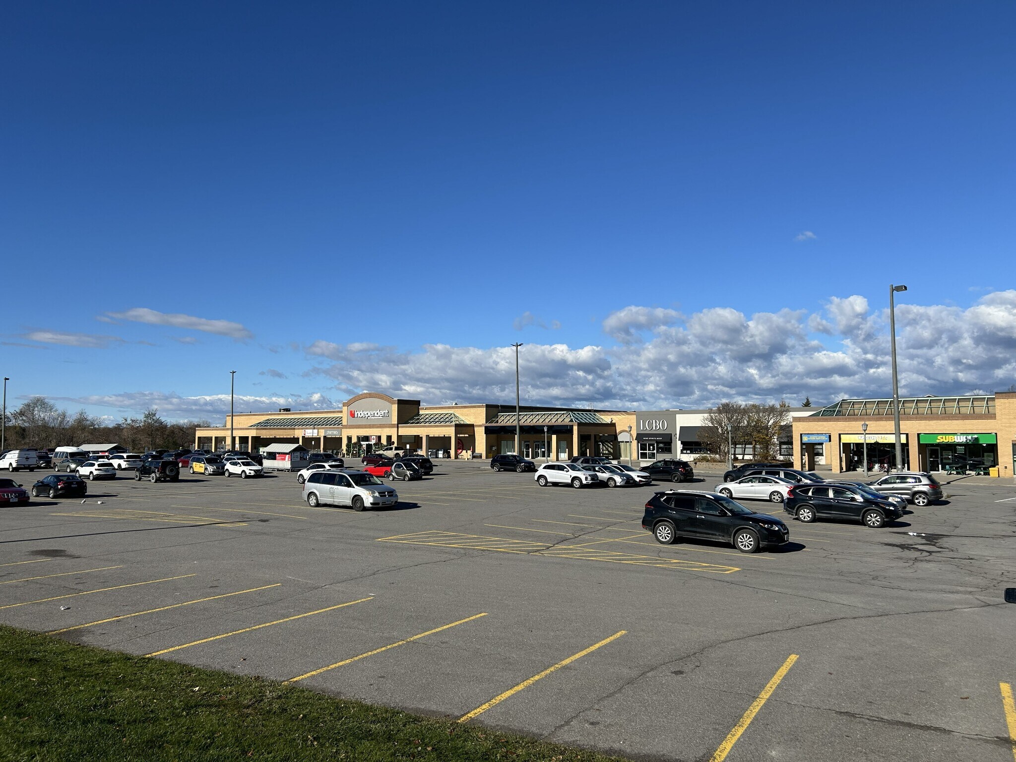 400 Lansdowne St E, Peterborough, ON à louer Photo principale– Image 1 sur 2