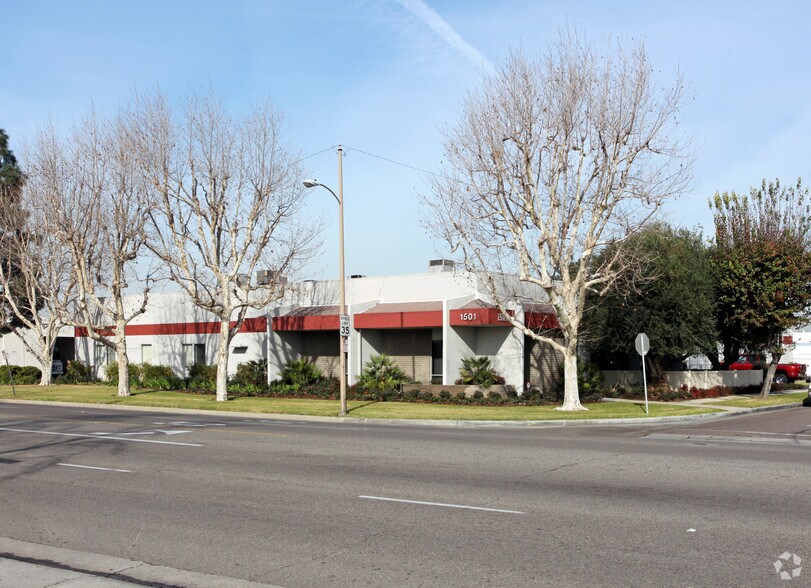 1521-1539 W Orangewood Ave, Orange, CA à louer - Photo de l’immeuble – Image 2 sur 3