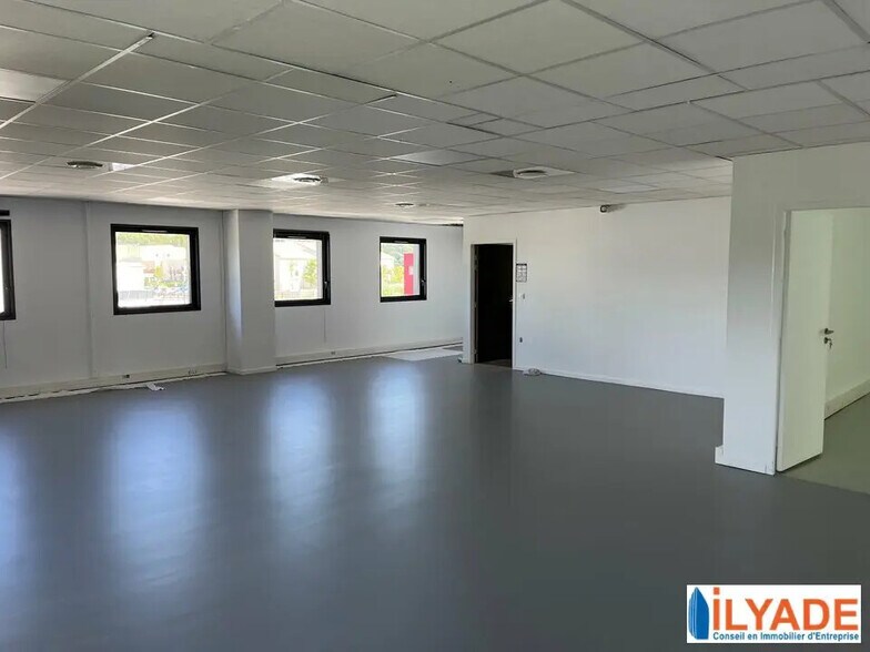 Bureau dans Bouc-Bel-Air à louer - Photo de l’immeuble – Image 2 sur 5