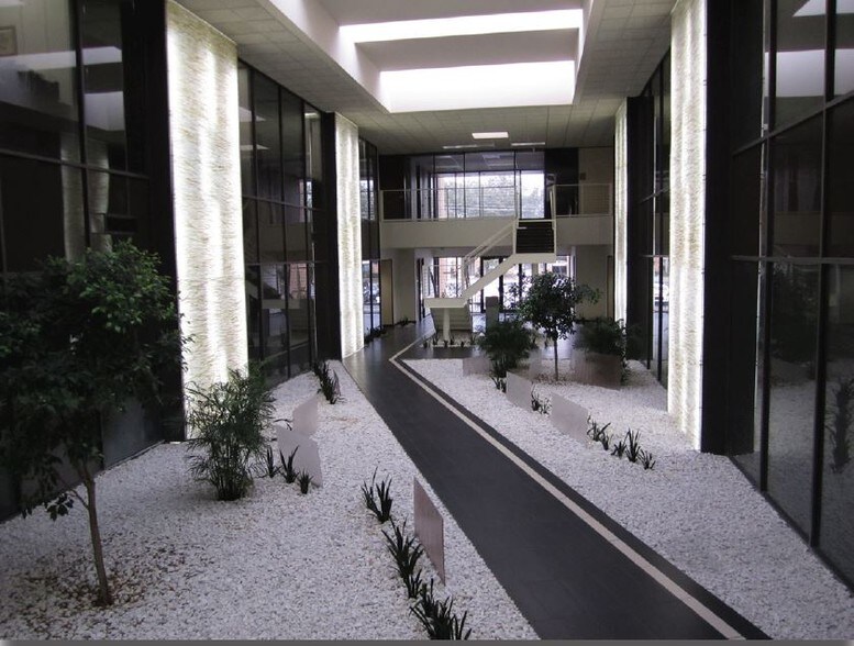 2537 S Gessner Rd, Houston, TX à louer - Photo intérieure – Image 2 sur 2