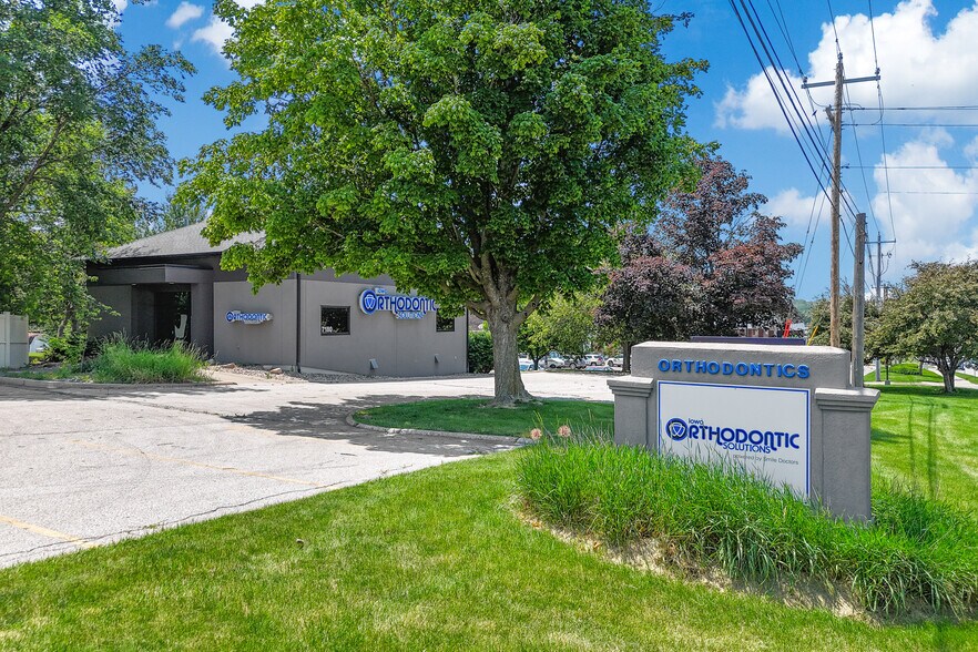 7180 Hickman Rd, Windsor Heights, IA à louer - Photo de l’immeuble – Image 2 sur 21