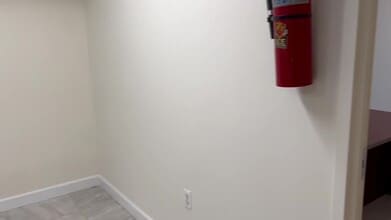 2382 Brooklyn Queens Expy W, Astoria, NY à louer - Vidéo sur l’annonce professionnelle 